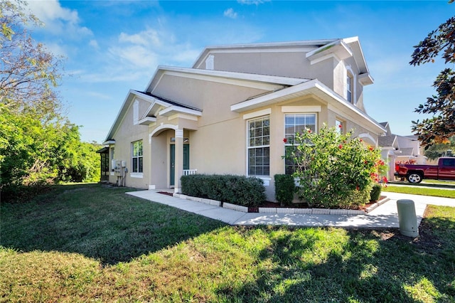 view of front of property featuring a front lawn