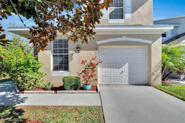 view of front property featuring a garage