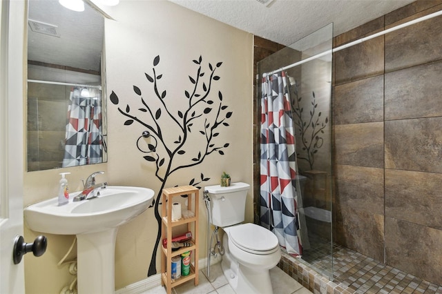 bathroom featuring tile patterned floors, curtained shower, a textured ceiling, and toilet