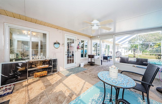 sunroom with ceiling fan