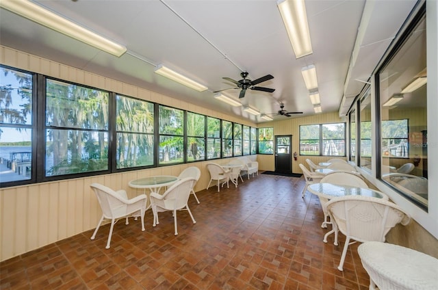 sunroom / solarium with a ceiling fan