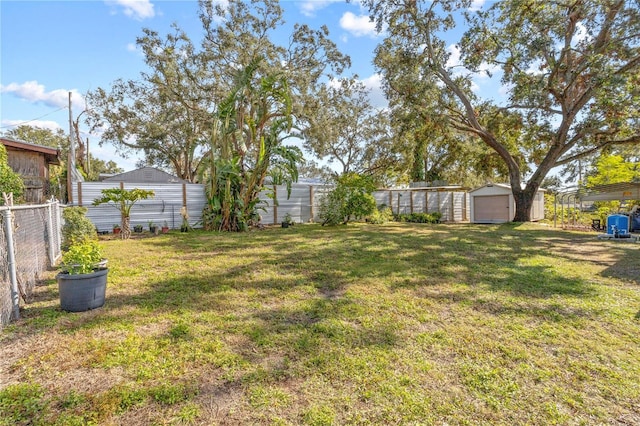 view of yard with an outbuilding