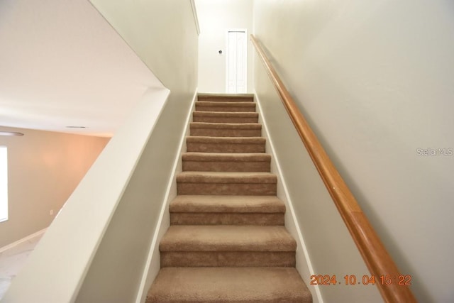 504 Maple Pointe Dr, Seffner, FL 33584 - view of staircase