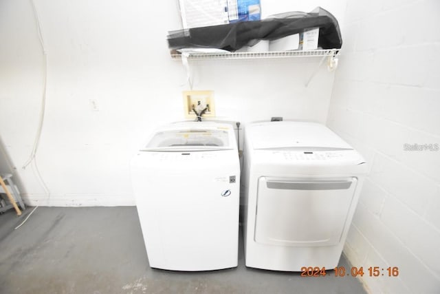 504 Maple Pointe Dr, Seffner, FL 33584 - laundry room featuring washer and dryer and concrete block wall