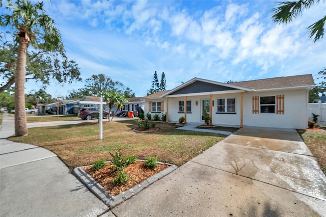 view of front of property featuring a porch and a front yard