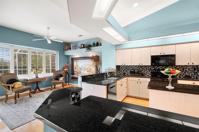 kitchen with ceiling fan, sink, decorative backsplash, black appliances, and light wood-type flooring