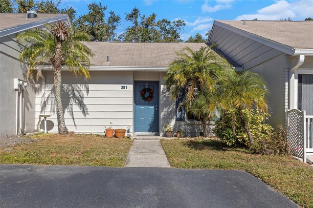 view of front of property featuring a front yard
