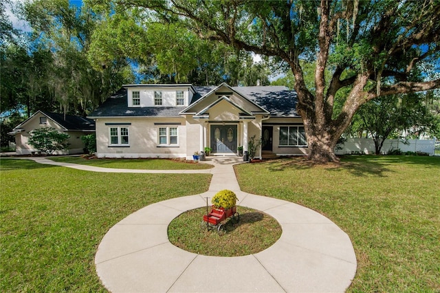 view of front of home featuring a front yard