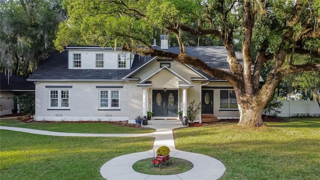 view of front of home featuring a front yard