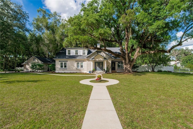 view of front of home featuring a front yard