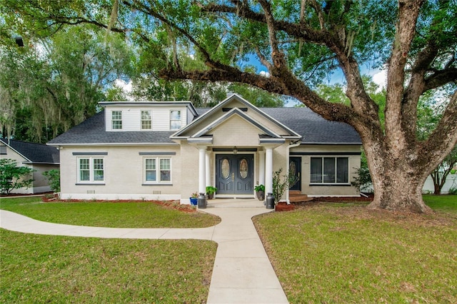 view of front facade featuring a front lawn