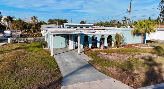 view of front facade featuring a front yard and a carport