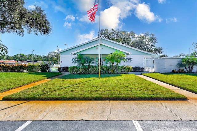 view of front of home featuring a front yard