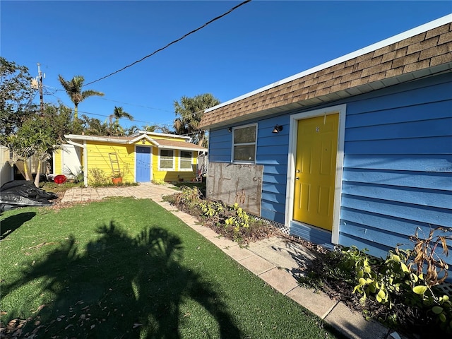 view of yard featuring an outdoor structure