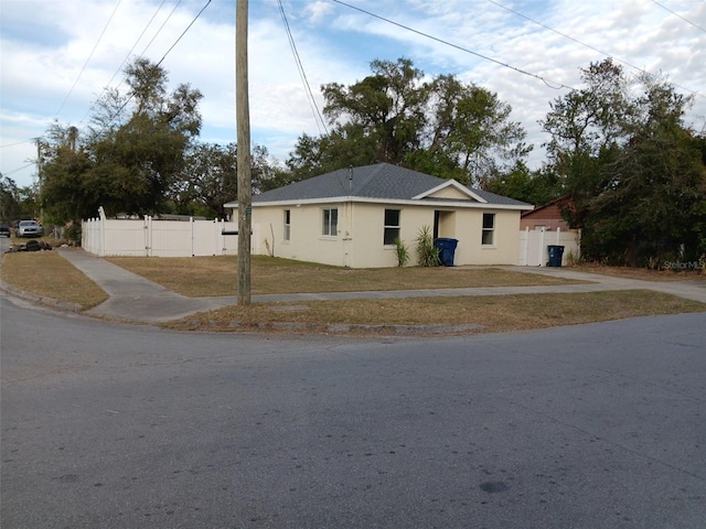 view of front facade with a front yard