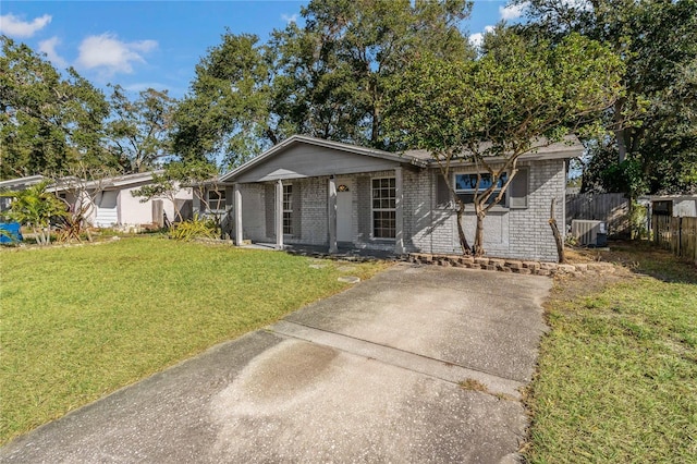 ranch-style house featuring a front yard