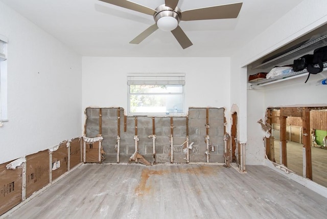 unfurnished room featuring light wood-type flooring and ceiling fan