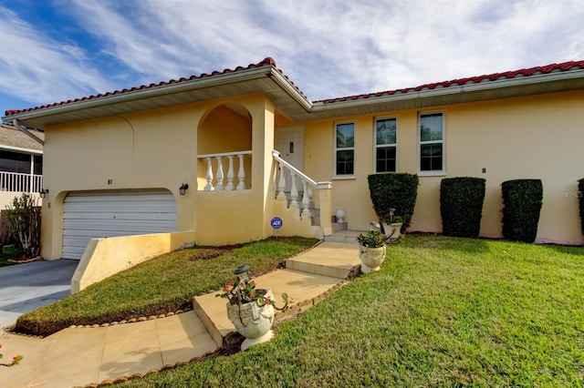 view of front of property featuring a front lawn and a garage