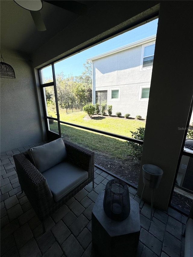 sunroom with ceiling fan