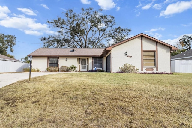 ranch-style house featuring a front yard