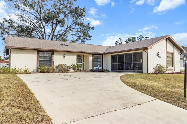 ranch-style home featuring a front lawn