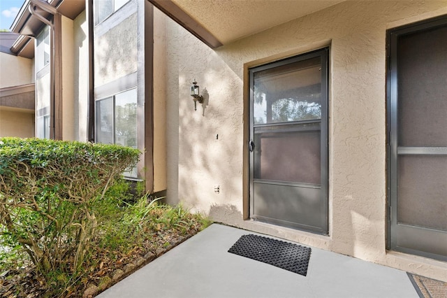 entrance to property featuring a patio area