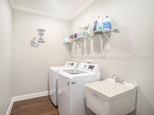 laundry room featuring crown molding, sink, dark wood-type flooring, and independent washer and dryer