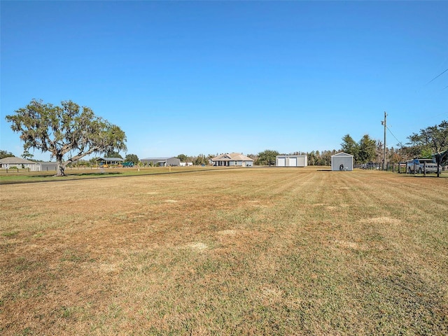 view of yard featuring a shed