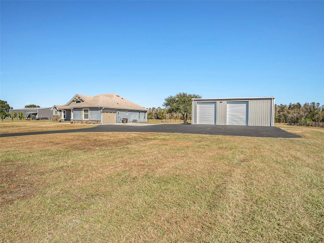 view of yard featuring an outdoor structure