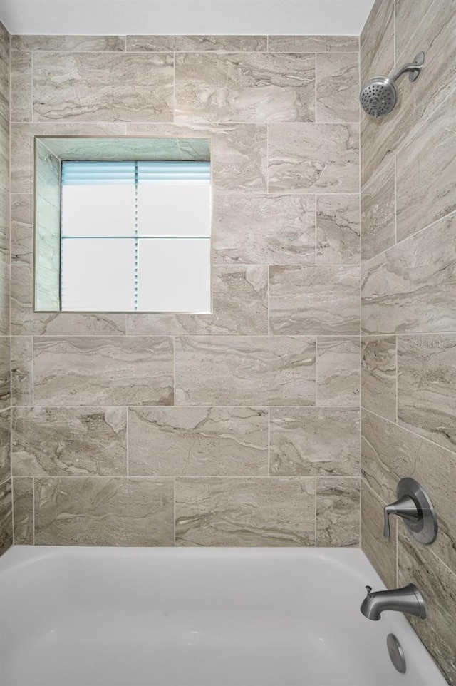 bathroom with tiled shower / bath