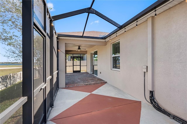 sunroom with ceiling fan