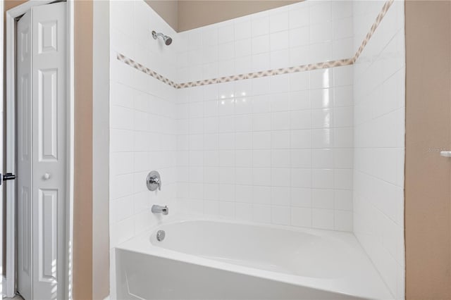 bathroom with tiled shower / bath combo