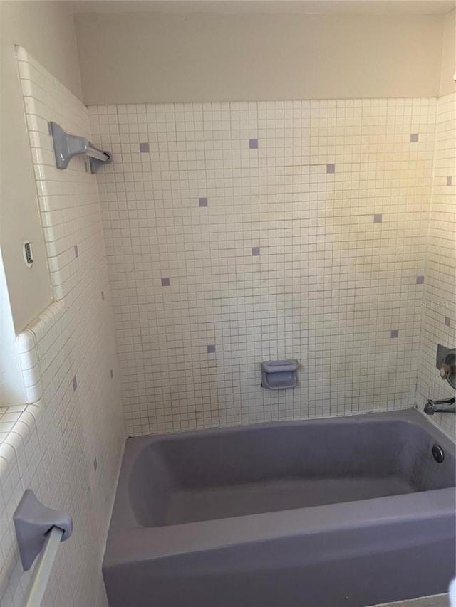 bathroom featuring tiled shower / bath