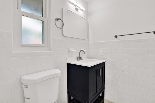980 5th Ave NE, Largo, FL 33770 - bathroom with tile walls and vanity