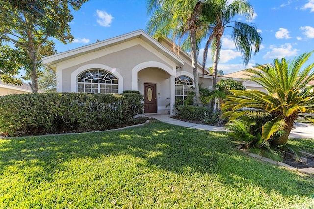 view of front of property featuring a front yard