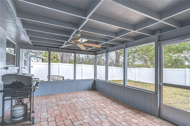 sunroom with ceiling fan