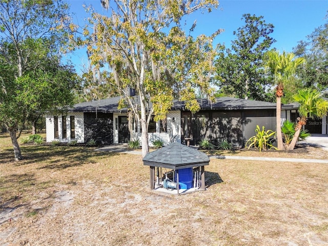 view of front of house featuring a front lawn