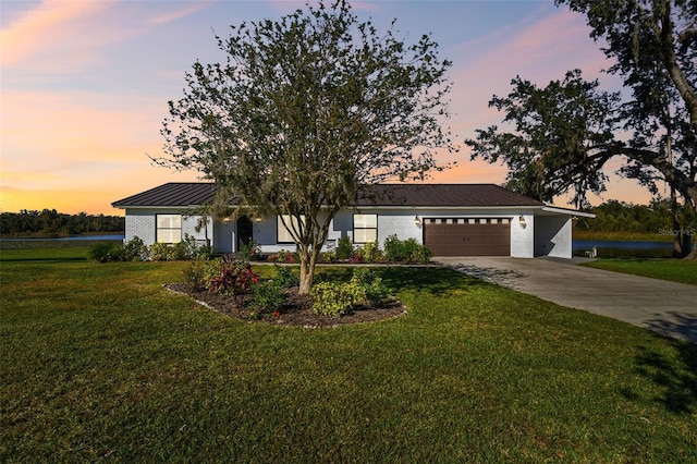 view of front of house featuring a lawn and a garage