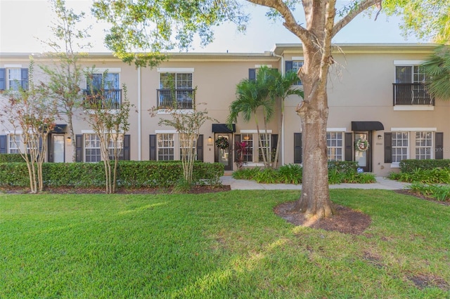 view of front of house featuring a front lawn