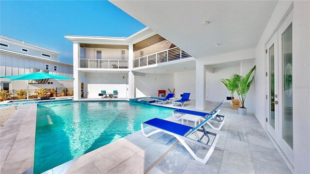 view of swimming pool featuring a pool with connected hot tub