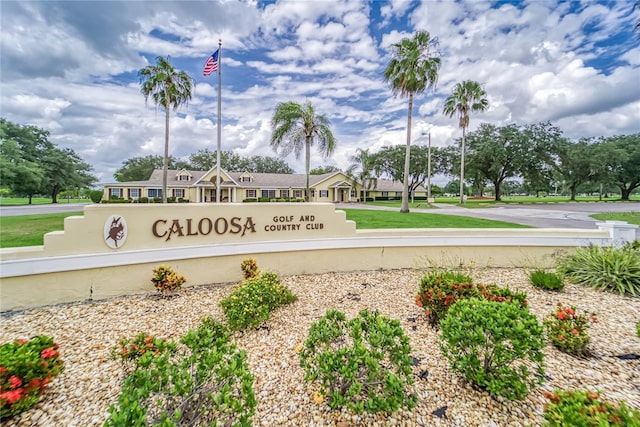 community sign featuring a yard