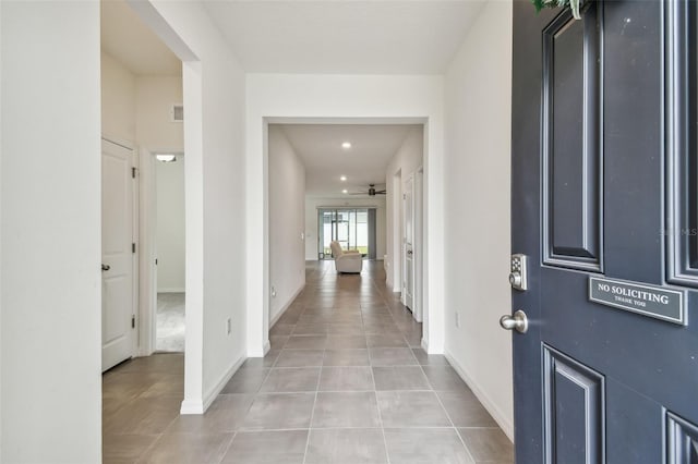 foyer entrance featuring light tile patterned floors and ceiling fan