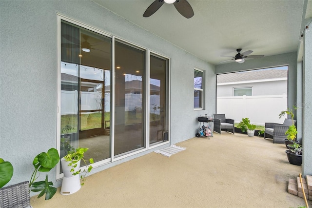 sunroom with ceiling fan