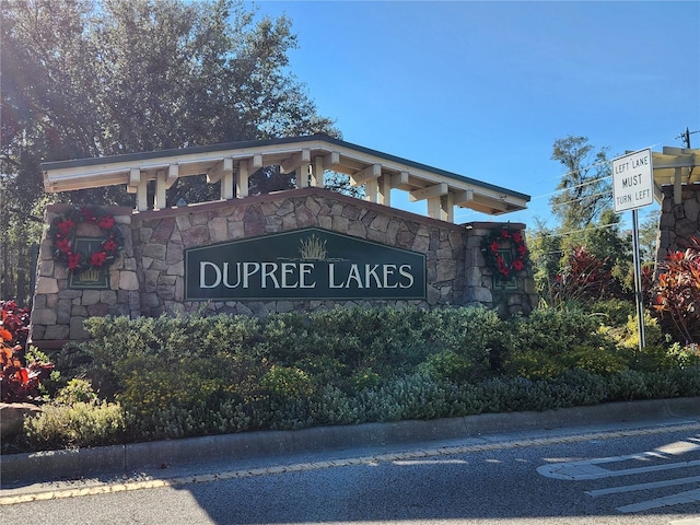 view of community / neighborhood sign