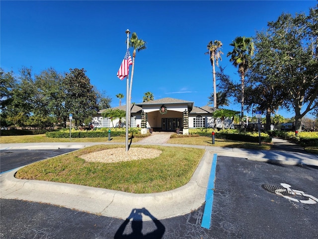 view of front of property with a front yard