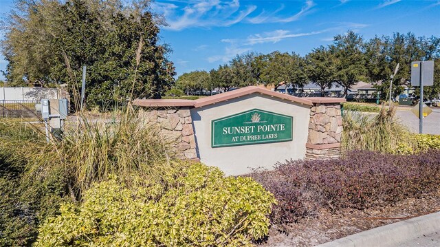 5709 White Trillium Loop, Land O Lakes, FL 34639 - community sign featuring fence