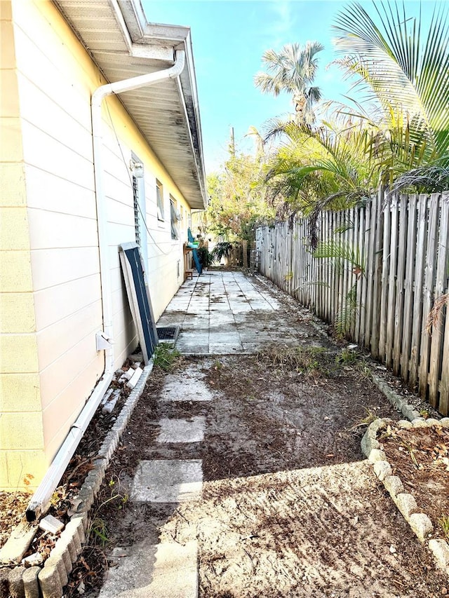 view of yard featuring a patio area