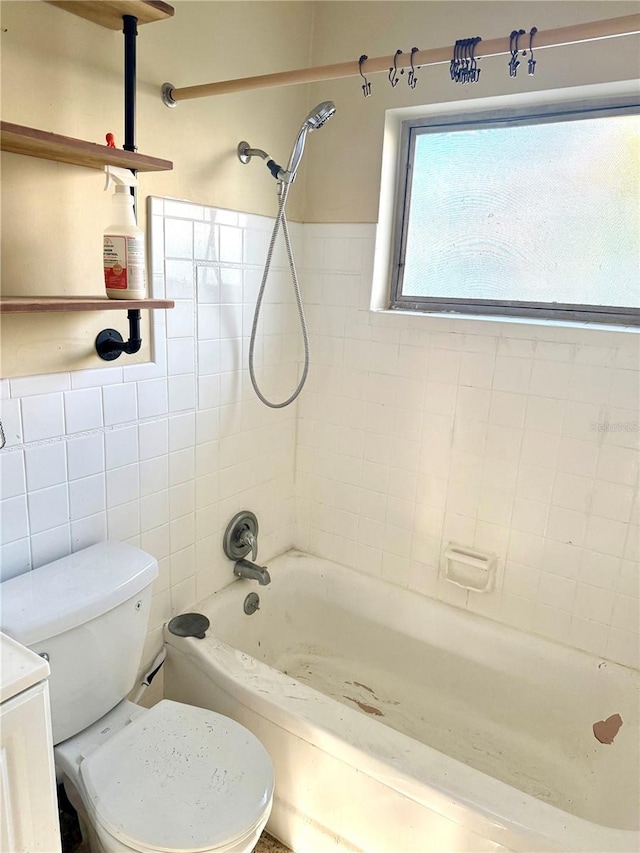 bathroom with tile walls and tiled shower / bath