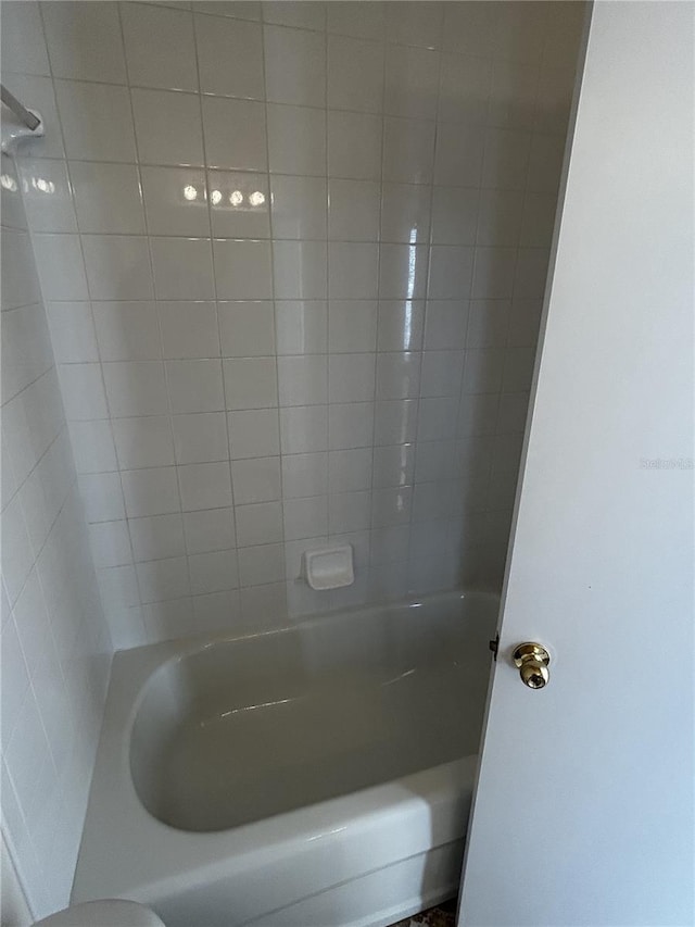 bathroom featuring tiled shower / bath combo