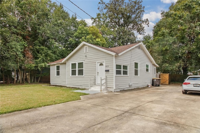 view of front of property with a front yard